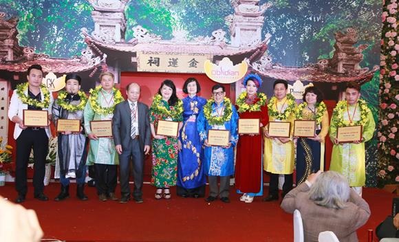 Bà Nguyễn Thị Hằng (giữa)– Nguyên Bộ Trưởng Bộ Lao Động Thương Binh Xã Hội trao bằng chứng nhận, vinh danh 9 cá nhân đầu tiên tìm về cội nguồn đất tổ ngành tóc Kim Liên.