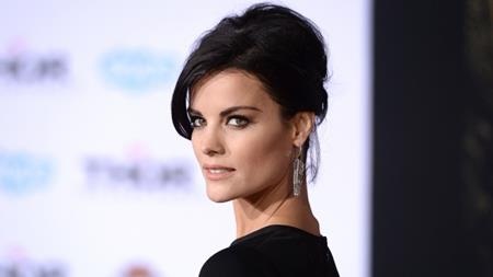 Thủ vai nữ thần Sif trong bom tấn “Thor” nhưng ở ngoài đời, Jaimie Alexander chẳng hề có chút tính cách cao thượng, thần thánh nào như trên phim. Nhiều nhân chứng kể lại rằng Jaimie là một người cầu toàn, thường phàn nàn liên tục và thực sự là một “cơn ác mộng” với các nhà sản xuất. Chính sự khó chịu của Jaimie đã khiến cho ba nhân viên phải nghỉ việc trong quá trình làm phần một của bộ phim “Thor”.