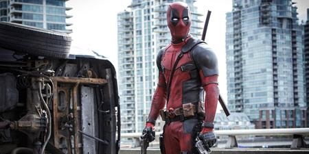 “Deadpool” là bộ phim siêu anh hùng hiếm hoi bị dán nhãn R với vô số cảnh quay bạo lực và nhiều lời thoại nhạy cảm. Tuy vậy, tác phẩm vẫn gặt hái được thành công rực rỡ nhờ hình tượng một tay lính đánh thuê Deadpool với ngoại hình cá tính, tính cách tưng tửng và khả năng “phá vỡ bức tường thứ tư”, nhận thức được mình chỉ là nhân vật hư cấu.