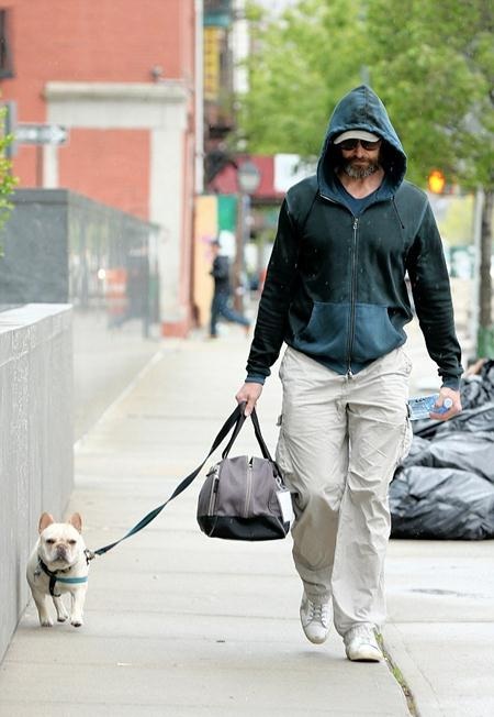 Bất ngờ trước hình ảnh “xuống sắc” già nua của “Người Sói” Hugh Jackman - 1 Hugh Jackman lộ ảnh già nua, “xuống sắc”