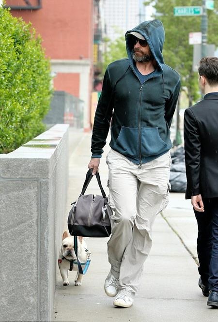 Bất ngờ trước hình ảnh “xuống sắc” già nua của “Người Sói” Hugh Jackman - 2 Nam tài tử ăn mặc khá giản dị