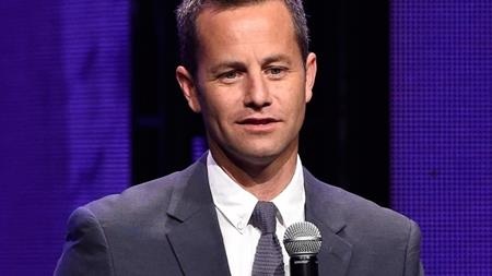 “Growing pains” có thể là một trong những bộ phim sitcom thành công rực rỡ nhưng Kirk Cameron, ngôi sao của bộ phim thì lại chưa từng được lòng khán giả. Mọi rắc rối bắt đầu từ khi người yêu trong phim của Kirk, Julie McCullough nhận lời làm mẫu cho tạp chí Playboy. Kirk Cameron đã tỏ ra hết sức mẫn cảm với chuyện này và để xoa dịu ngôi sao chủ chốt trong phim, các nhà sản xuất buộc phải sa thải Julie. Sau sự việc, Kirk Cameron đã bị “mất điểm” trầm trọng trong mắt người hâm mộ.