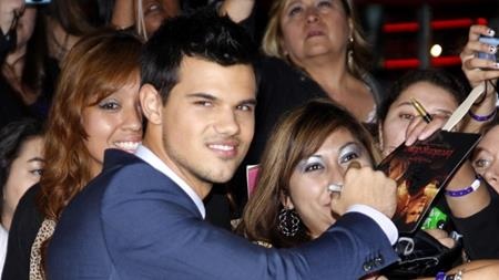 Taylor Lautner từng bị “ném đá” không thương tiếc vì diễn xuất dở tệ trong loạt phim “Chạng vạng”. Bất chấp sự thật là Taylor đã rất nỗ lực luyện tập cơ bắp 6 múi cuồn cuộn, vai diễn của anh chàng vẫn bị đánh giá là khá mờ nhạt.
