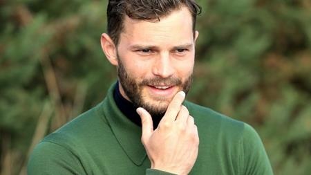 Bất chấp doanh thu “khủng” mà bộ phim “50 sắc thái” mang lại, vẫn có quá nhiều lời chỉ trích nhằm vào bộ phim mà đặc biệt là vào nam diễn viên chính, Jamie Dornan. Thay vì lột tả chính xác những ám ảnh tinh thần của chàng tỷ phú Christian Grey như trong truyện, những gì Jamie thể hiện trên màn ảnh bị cho là “nhạt nhẽo” và “chung chung” hết mức có thể. Vì vậy, chẳng có gì khó hiểu khi Jamie Dornan nhận được một giải Mâm xôi Vàng ở hạng mục Nam diễn viên tệ nhất.