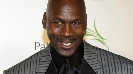 Michael Jordan là một cầu thủ bóng rổ kiệt suất nhưng đem kết hợp tài năng này của anh với bộ môn nghệ thuật thứ 7 thì kết quả lại không mấy khả quan. Khi tham gia bộ phim điện ảnh mang đề tài thể thao “Space Jam” hồi năm 1996, Michael Jordan đã nhận được rất nhiều lời góp ý xoay quanh khả năng diễn xuất nghèo nàn. Rõ ràng, ngôi sao này nên tập trung vào sự nghiệp quần đùi áo số thay vì “lấn sân” trái sở trường.