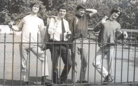 Những ca khúc bất hủ làm dịu ngày hè nắng nóng - 3 “Sunny afternoon” chính là bản hit số 1 của ban nhạc rock The Kinks. Được ra mắt đúng vào tháng 7 vinh quang khi nước Anh vô địch World Cup 1966 nhưng điều khá thú vị là “Sunny afternoon” đã bắt đầu được quảng bá từ lúc tuyết còn đang rơi đầy trời.