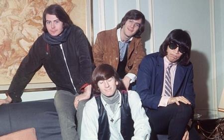 Những ca khúc bất hủ làm dịu ngày hè nắng nóng - 7 Bản hit “Summer in the city” của Lovin Spoonful đã gây được ấn tượng mạnh mẽ nhờ nhạc nền được tạo thành bằng hàng loạt tiếng còi xe. Xe cộ và mùa hè quả là một sự kết hợp rất thú vị đã được chứng minh thông qua thành công rực rỡ của “Summer in the city”.