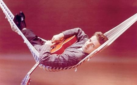 Những ca khúc bất hủ làm dịu ngày hè nắng nóng - 10 Ra mắt từ năm 1958, đến giờ “Summertime blues” vẫn được các tín đồ âm nhạc vô cùng yêu thích. Một điều đáng tiếc là Eddie Cochran, chủ nhân của bản hit này lại qua đời trong một tai nạn giao thông ở Chippenham, nước Anh khi chỉ mới 21 tuổi.