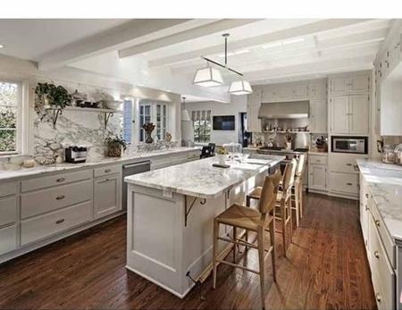 Chiêm ngưỡng biệt thự 266 tỉ đồng của cựu “thiên thần” Miranda Kerr - 6 Phòng bếp bừng sáng với đá cẩm thạch