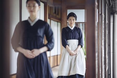 Xem gì tại Liên hoan phim Cannes năm nay? - 1 “The Handmaiden” - “cơn gió lạ” đến từ đất nước Hàn Quốc thực sự là một ẩn số cho LHP Cannes năm nay. Lấy bối cảnh những năm 1930, chuyện phim kể về một cô hầu gái người Hàn sống trong thời kỳ chiếm đóng của Nhật Bản cùng với một bí mật động trời có thể thay đổi hoàn toàn số phận của cô hầu gái bé nhỏ cũng như cô chủ xinh đẹp người Nhật.