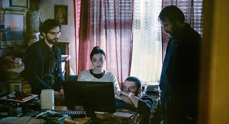 Xem gì tại Liên hoan phim Cannes năm nay? - 5 Tác phẩm điện ảnh Romania “Sieranevada” có bối cảnh diễn ra chỉ ba ngày sau vụ tấn công khủng bố Charlie Hebdo ở thủ đô Paris, nước Pháp. Với nội dung xoáy sâu vào những nỗi sợ trong quá khứ và nỗi đau từ cái chết, “Sieranevada” buộc người xem phải nhìn thẳng vào sự thật, dù rằng sự thật ấy có rất nhiều “phiên bản” từ con mắt của những người còn sống.