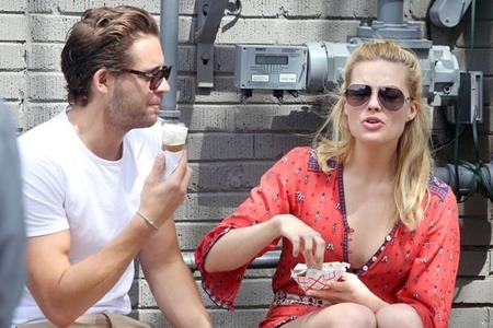 “Người tình Tarzan” khoe thân nóng bỏng trên tạp chí - 5 Margot Robbie vẫn đang hẹn hò cùng trợ lý đạo diễn Tom Ackerley