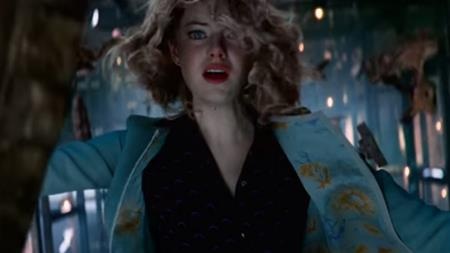 Những bộ phim bom tấn phải “hứng gạch” vì kết thúc “lãng xẹt” - 4 “The amazing Spider-man 2” chứa đựng một trong những trường đoạn xúc động nhất lịch sử truyện tranh, đó là cái chết của Gwen Stacy, mối tình đầu của Người Nhện. Tuy nhiên, chưa xử lý xong xuôi nỗi đau buồn, các biên kịch đã để Người Nhện lao vào cuộc chiến với các nhân vật phản diện mới khiến cho bộ phim không để lại được nhiều dư âm trong lòng khán giả.