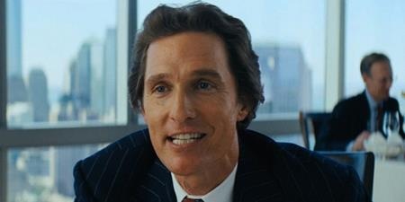 Những cảnh phim thú vị hoàn toàn nằm ngoài kịch bản - 3 Những cảnh quay của Matthew McConaughey trong phim “The wolf of wall street” đã khiến rất nhiều khán giả thích thú vì các biểu hiện thái quá của nam tài tử này, đặc biệt là cảnh Matthew vừa tự rên rỉ, vừa tự vỗ vỗ vào ngực mình ngay giữa một nhà hàng đông người. Đây thực chất là một “lễ nghi” mà Matthew McConaughey tập luyện để lấy tinh thần trước giờ diễn. Các đồng nghiệp của nam tài tử đã thấy những điệu bộ này rất thú vị và đề nghị Matthew “bê nguyên xi” chúng lên màn ảnh.