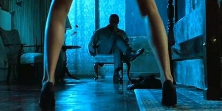 Những cảnh phim thú vị hoàn toàn nằm ngoài kịch bản - 4 Bộ phim hành động hài “True lies” của đạo diễn James Cameron có một cảnh quay hết sức thú vị hoàn toàn nằm ngoài kịch bản. Đó là cảnh nữ diễn viên Jamie Lee Curtis nhảy một điệu nhảy gợi cảm để quyến rũ người chồng màn ảnh Arnold Schwarzenegger. Jamie đã thực sự bị trượt ngã ra sàn và nam tài tử Arnold vội vàng chạy lại đỡ lấy cô bạn diễn. Đây hoàn toàn là những hành động tự nhiên của các diễn viên và đã được đạo diễn James Cameron thu lại trọn vẹn.