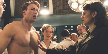 Những cảnh phim thú vị hoàn toàn nằm ngoài kịch bản - 5 Trong “Captain America: The first avenger”, chàng lính gầy gò Steve Rogers (Chris Evans đóng) đã có một màn lột xác hoàn hảo sau khi được tham gia vào thí nghiệm của tiến sĩ Abraham Erskine. Khoảnh khắc Chris Evans bước ra khỏi lồng thí nghiệm với tấm thân để trần, khoe ra cơ bắp vạm vỡ hoàn hảo đã khiến nhiều khán giả phải “đứng tim” và ngay người bạn diễn Hayley Atwell cũng cảm thấy bối rối. Nữ diễn viên này đã thú thật với các fan rằng cô quả thực đã rất ngỡ ngàng khi đưa tay chạm vào ngực của Chris Evans.