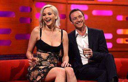 “Dị nhân” James McAvoy bất ngờ li dị vợ - 3 James McAvoy vui vẻ bên bạn diễn Jennifer Lawrence