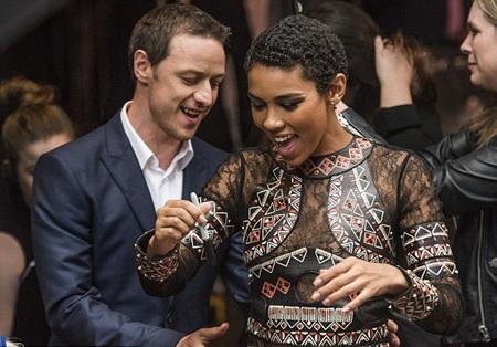Chưa hoàn tất thủ tục li dị, James McAvoy đã bị đồn cặp kè bạn diễn - 3 Cặp đôi đang có mối quan hệ thân thiết trên cả tình bạn?