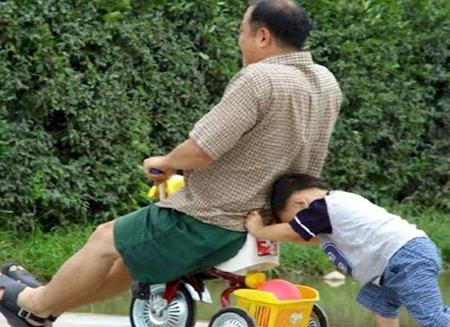 Những hình ảnh “bá đạo” khi bố trông con - 6 Ở bên bố, bé trở thành lực sĩ