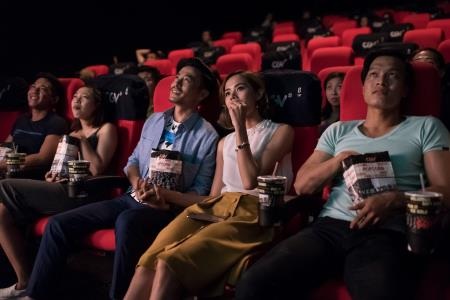 Khám phá "bí quyết hẹn hò chỉ với 0 đồng" của Trần Hiền và Trương Thanh Long - 4 Trần Hiền chia sẻ rằng bản thân cô rất thích đi xem phim vào suất chiếu đầu tiên bởi cảm giác mở đầu ngày cuối tuần bằng một phim hay luôn tạo nên nhiều cảm xúc đặc biệt.