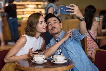 Khám phá "bí quyết hẹn hò chỉ với 0 đồng" của Trần Hiền và Trương Thanh Long - 7 NTK điển trai không quên cũng Trần Hiền “pose” ảnh selfie để lưu lại hình ảnh buổi hẹn hò.