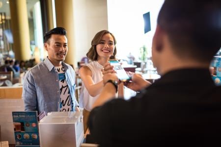 Khám phá "bí quyết hẹn hò chỉ với 0 đồng" của Trần Hiền và Trương Thanh Long - 9 Trần Hiền bật mí: “Chỉ cần mở ứng dụng Quà tặng Galaxy trên chiếc Galaxy S7 egde, mỗi thứ 7 đều có sẵn những mã ưu đãi vé xem phim CGV và sử dụng café tại The Coffee Beans. Không chỉ xem phim và dùng cafe miễn phí, cảm giác mà đặc quyền Galaxy Elite mang đến còn thú vị như thể có một người bạn rất tâm lý luôn chuẩn bị sẵn cho bạn những món quà vô cùng “hợp ý” vào mỗi dịp cuối.”