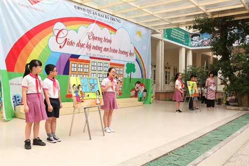 
 

Tại buổi lễ phát động, những tiết mục “vui mà học” như tiểu phẩm vui, đố vui có thưởng, ghép tranh và thuyết trình ý tưởng xoay quanh chủ đề An toàn trường học đã giúp các em được tiếp cận các kiến thức bổ ích một cách trực quan, sinh động.
