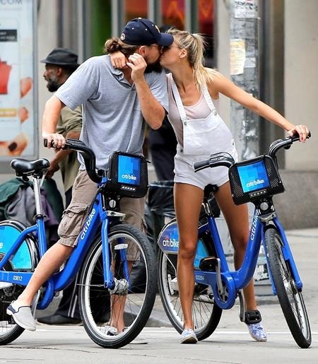 Nhìn lại danh sách tình cũ nóng bỏng của “tay chơi” Leonardo DiCaprio - 13 Leo bắt đầu hẹn hò với siêu mẫu áo tắm Kelly Rohrbach từ tháng 4/2015 và cả hai cũng nhanh chóng “đường ai nấy đi” vào đầu năm nay