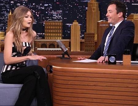 Chịu cảnh yêu xa, siêu mẫu áo tắm “thở ngắn than dài” - 3 Gigi Hadid trong chương trình “The tonight show”