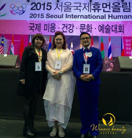 Phát triển ngành tóc và làm đẹp cùng Winnie Academy - 1
Hiệu trưởng Winnie Nguyễn (ngoài cùng bên trái) trong vai trò ban giám khảo tại cuộc thi Seoul International Human Olympic lần thứ 25 tại Seoul Korea diễn ra vào năm 2015.