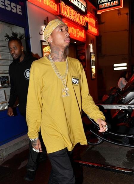Lộ băng sex, rapper gốc Việt vẫn tỉnh bơ hẹn hò thâu đêm - 1 Tyga thoải mái vui chơi tại Cannes