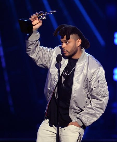 Loạt mỹ nam “đọ sắc” trong lễ trao giải âm nhạc Billboard năm nay - 4 Nam ca sĩ The Weeknd giành được tới 8 giải thưởng trong lễ trao giải Billboard năm nay, trên sân khấu nhận giải, chủ nhân hit “Earned it” cũng gửi lời tri ân tới ca sĩ quá cố Prince
