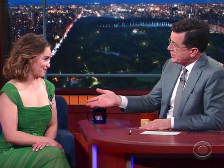 “Mẹ rồng” Emilia Clarke kêu gọi bình đẳng giới trong các cảnh “thoát y” - 1 Emilia Clarke trong chương trình The late show