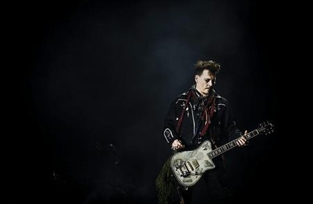 Vợ Johnny Depp òa khóc và lộ hàng loạt vết thâm tím do bị chồng đánh - 9 Johnny Depp đang tham gia lễ hội âm nhạc “Rock in Rio Lisboa”