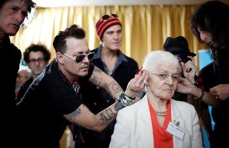 Vợ Johnny Depp òa khóc và lộ hàng loạt vết thâm tím do bị chồng đánh - 12 Johny Depp tận tình giúp đeo máy trợ thính…
