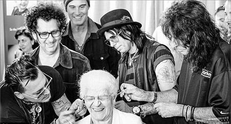 Vợ Johnny Depp òa khóc và lộ hàng loạt vết thâm tím do bị chồng đánh - 14 Hành động đẹp của Johny Depp khiến nhiều fan xúc động