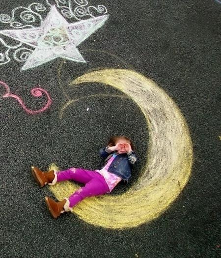 Trên vỉa hè, bé có thể bay lên cung trăng