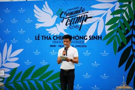 Phóng sinh 2.600 con chim trở về với thiên nhiên tại Vinhomes Riverside - 1 Lễ hội phóng sinh đã góp một phần vào công cuộc bảo vệ môi trường vốn rất cần sự chung tay của cả cộng đồng. Với ý nghĩa cao đẹp là tôn trọng sự sống bình đẳng của muôn loài, tại sự kiện năm nay, có tới 2.600 con chim các chủng loại như: Họa mi, Sáo nâu, Khiếu đầu bông, Chào mào, Khiếu bạc má, Vành khuyên xanh, Sáo đen mỏ vàng, Ngũ sắc, Xanh tước... đã được thả về với thiên nhiên.