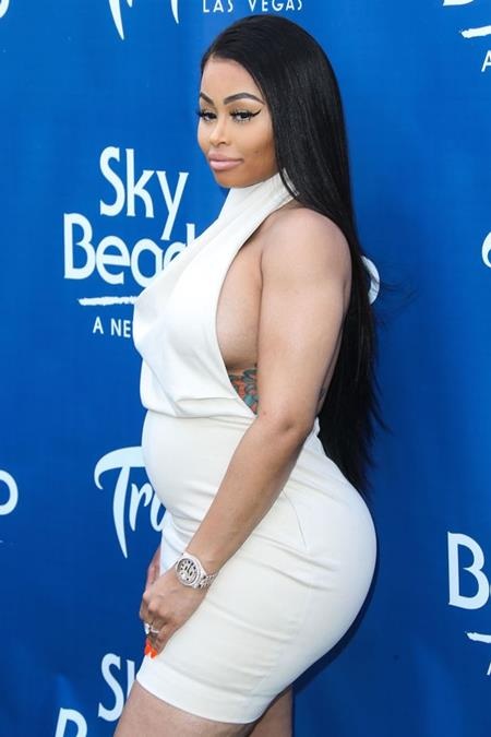 Chịu “khoe” con mới sinh, em trai cô Kim sẽ kiếm được cả chục tỉ đồng - 2 Blac Chyna đã lộ bụng bầu khá rõ