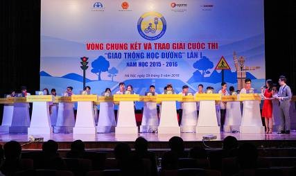 Học sinh cấp 3 sẽ được cấp chứng chỉ lý thuyết bằng lái xe khi tham gia Giao Thông Học Đường - 1
Các bạn thí sinh trải qua vòng đấu loại trực tiếp đầy gay cấn và căng thẳng.
