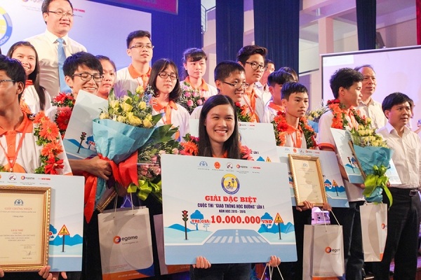 Học sinh cấp 3 sẽ được cấp chứng chỉ lý thuyết bằng lái xe khi tham gia Giao Thông Học Đường - 2
Quán quân của cuộc thi.