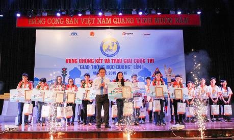 Học sinh cấp 3 sẽ được cấp chứng chỉ lý thuyết bằng lái xe khi tham gia Giao Thông Học Đường - 3
Ông Khuất Việt Hùng - Phó Chủ tịch chuyên trách Ủy ban An toàn giao thông Quốc gia trao giải Đặc biệt cho em Nguyễn Thị Lan Anh, lớp 11A1, THPT Trung Giã (Sóc Sơn, Hà Nội).