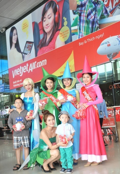 Dành tặng trẻ em triệu nụ cười, Vietjet rộn ràng vui 1/6 - 2 Dành tặng trẻ em triệu nụ cười, Vietjet rộn ràng vui 1/6 - 2