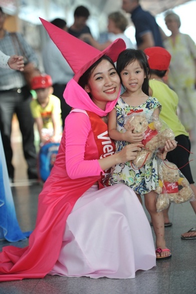 Dành tặng trẻ em triệu nụ cười, Vietjet rộn ràng vui 1/6 - 3 Dành tặng trẻ em triệu nụ cười, Vietjet rộn ràng vui 1/6 - 3