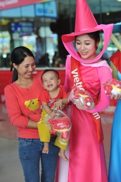 Dành tặng trẻ em triệu nụ cười, Vietjet rộn ràng vui 1/6 - 6 Dành tặng trẻ em triệu nụ cười, Vietjet rộn ràng vui 1/6 - 6