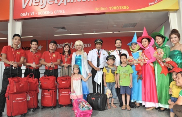 Dành tặng trẻ em triệu nụ cười, Vietjet rộn ràng vui 1/6 - 9
Phi hành đoàn Vietjet: “Nào các hành khách nhí, lên chuyến bay chuyên chở Nụ cười thôi”