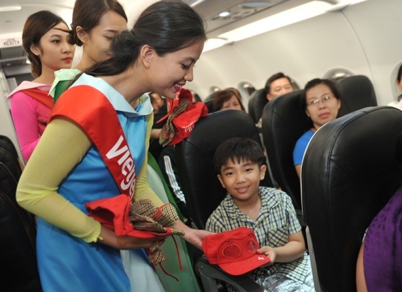 Dành tặng trẻ em triệu nụ cười, Vietjet rộn ràng vui 1/6 - 11 Dành tặng trẻ em triệu nụ cười, Vietjet rộn ràng vui 1/6 - 11