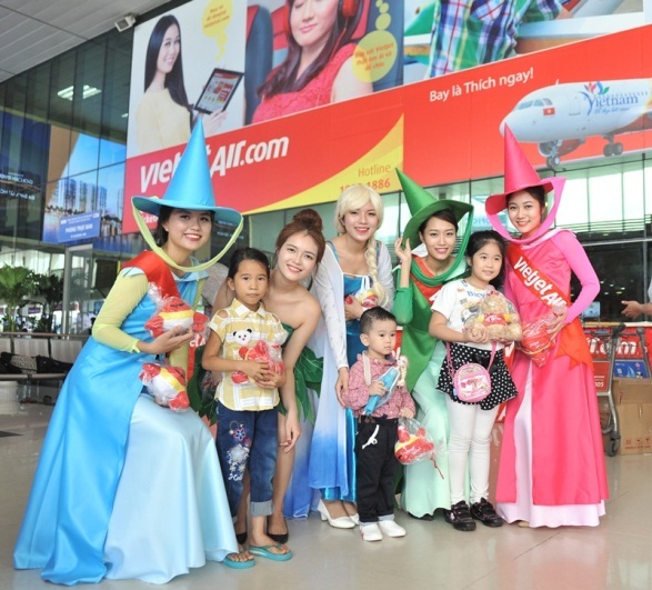 Dành tặng trẻ em triệu nụ cười, Vietjet rộn ràng vui 1/6 - 1 Dành tặng trẻ em triệu nụ cười, Vietjet rộn ràng vui 1/6 - 1