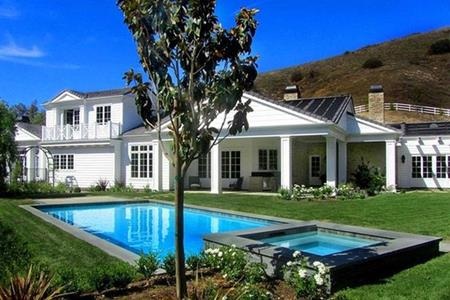 Mới 18 tuổi, em út cô Kim “siêu vòng 3” đã sở hữu biệt thự riêng - 3 …với một hồ bơi tuyệt đẹp ở trước nhà