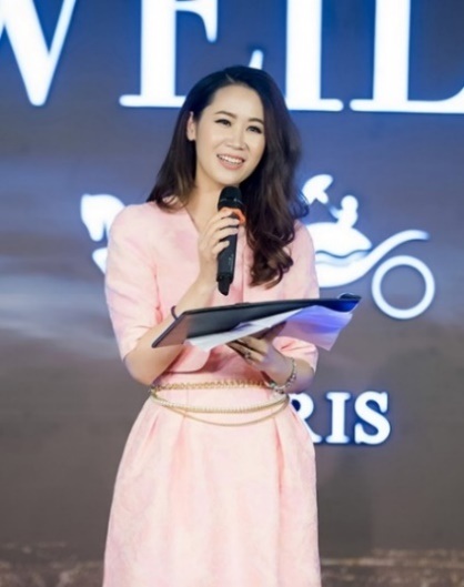 BST thời trang Pháp giúp doanh nhân Thủy Tiên lọt top trang phục đẹp nhất tuần - 6 Dương Thuỳ Linh duyên dáng trong vai trò MC